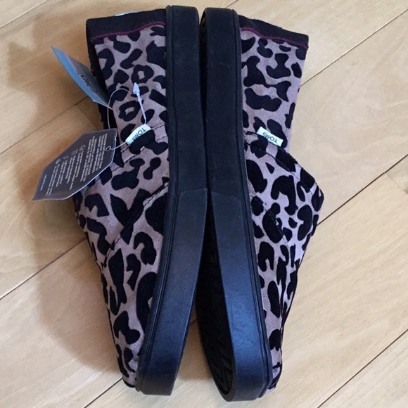 Tom’s loafers, slip on shoes. Black flocked leopard print, women’s size 6. NWT - Picture 11 of 16